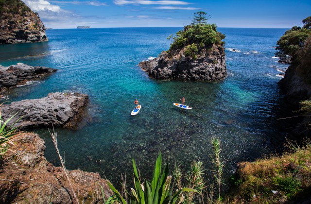 Stand-up paddleboarders in São Miguel Island. © Raveneye Photography 