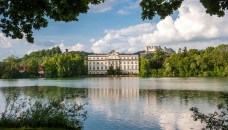Leopoldkroner Weiher mit Blick auf das Schloss Leopoldskron. Im Hintergrund die Festung Hohen Salzburg.