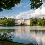 Leopoldkroner Weiher mit Blick auf das Schloss Leopoldskron. Im Hintergrund die Festung Hohen Salzburg.